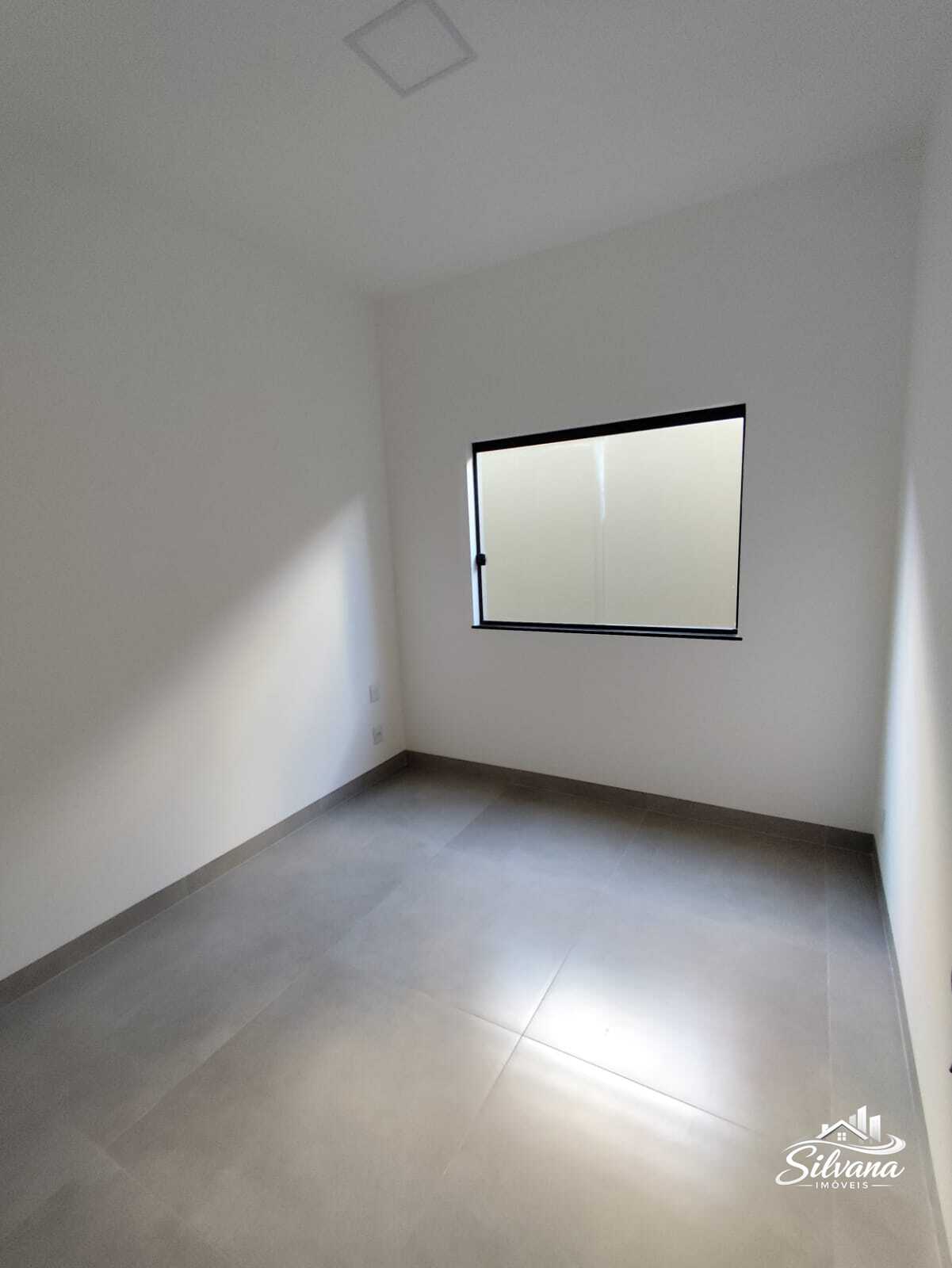 Casa Nova com Pé-Direito Alto e Excelente Acabamento